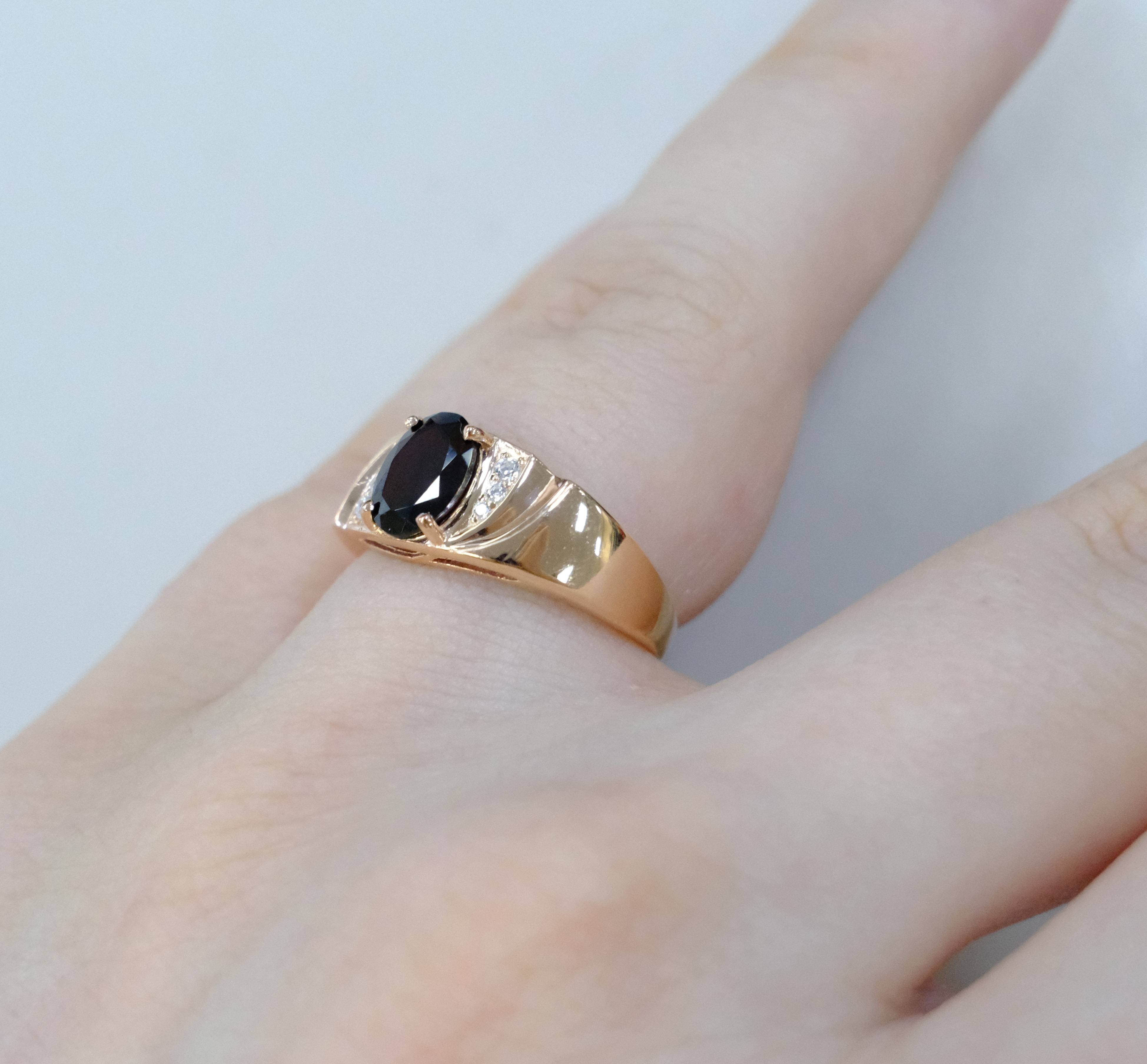 Серебряное кольцо с гранатом
